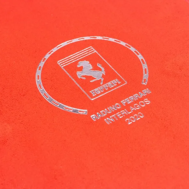 Gravação em veludo vermelho