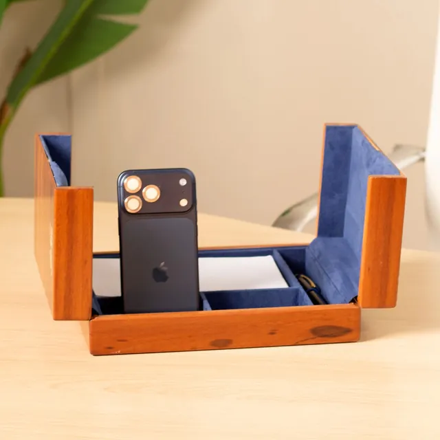 Organizador de mesa em madeira e veludo azul